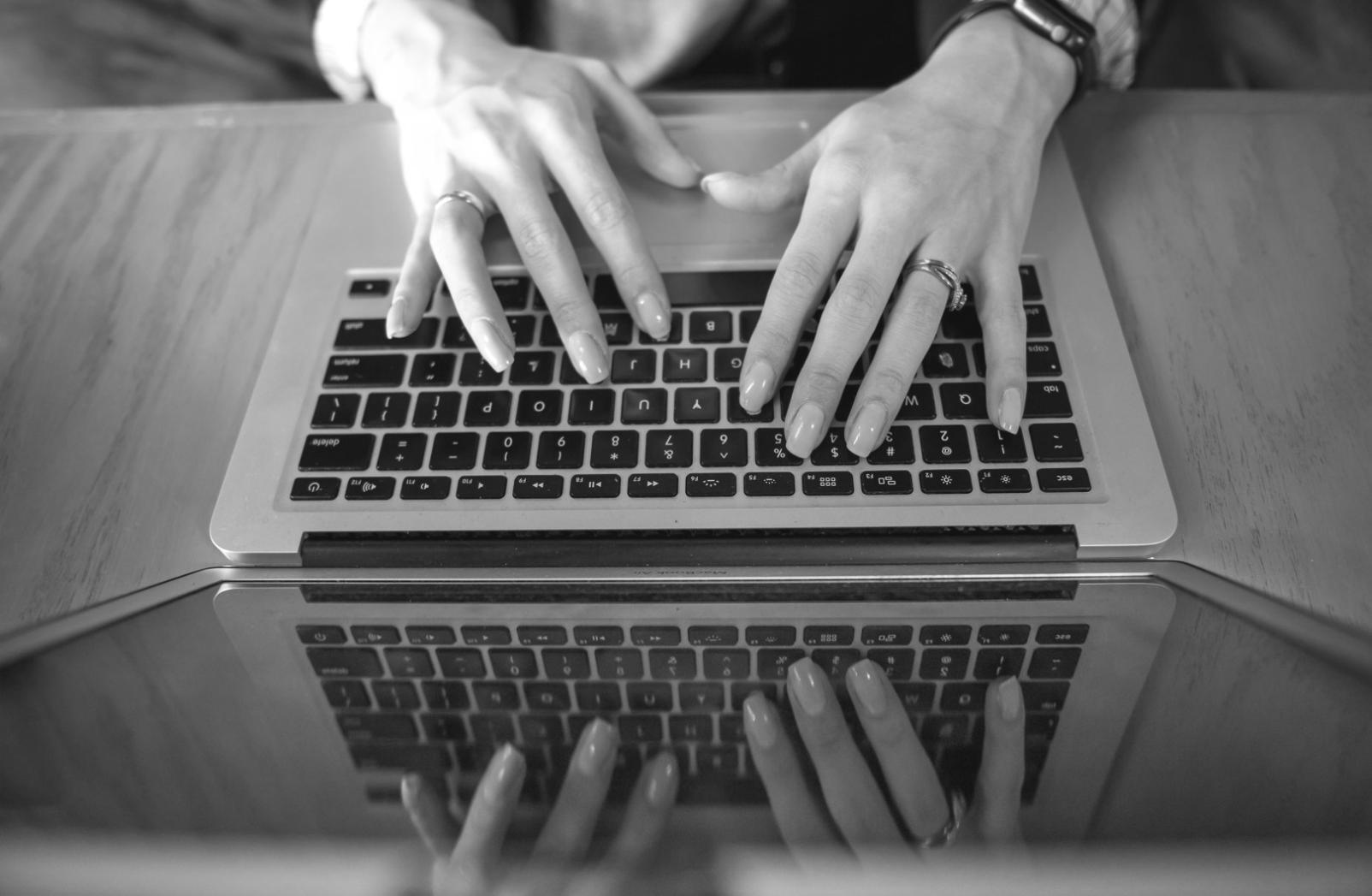 Sesión de consulta profesional discutiendo metodologías de comparación financiera
