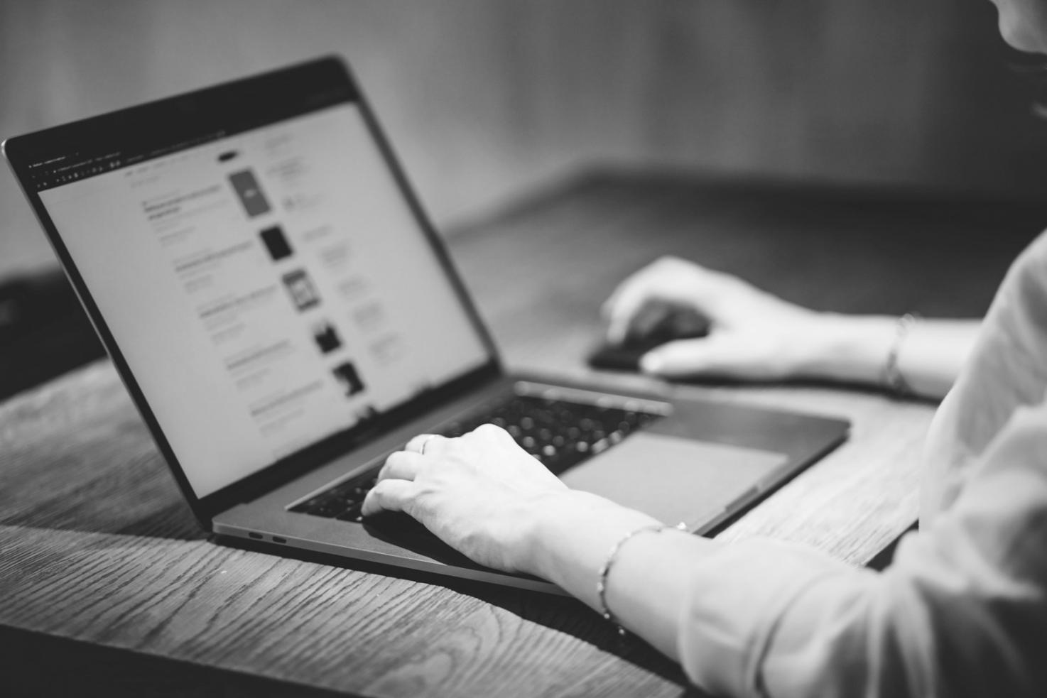 Espacio de trabajo de análisis financiero mostrando materiales de investigación comparativa de empresas
