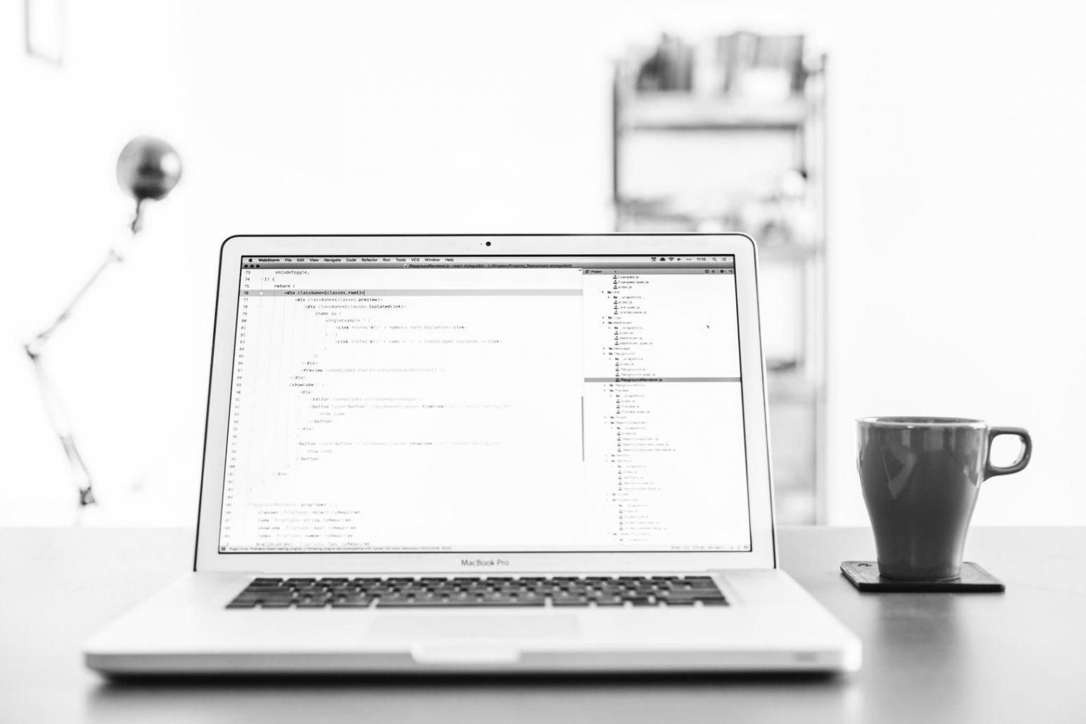Espacio de trabajo de análisis financiero mostrando datos comparativos y materiales de investigación