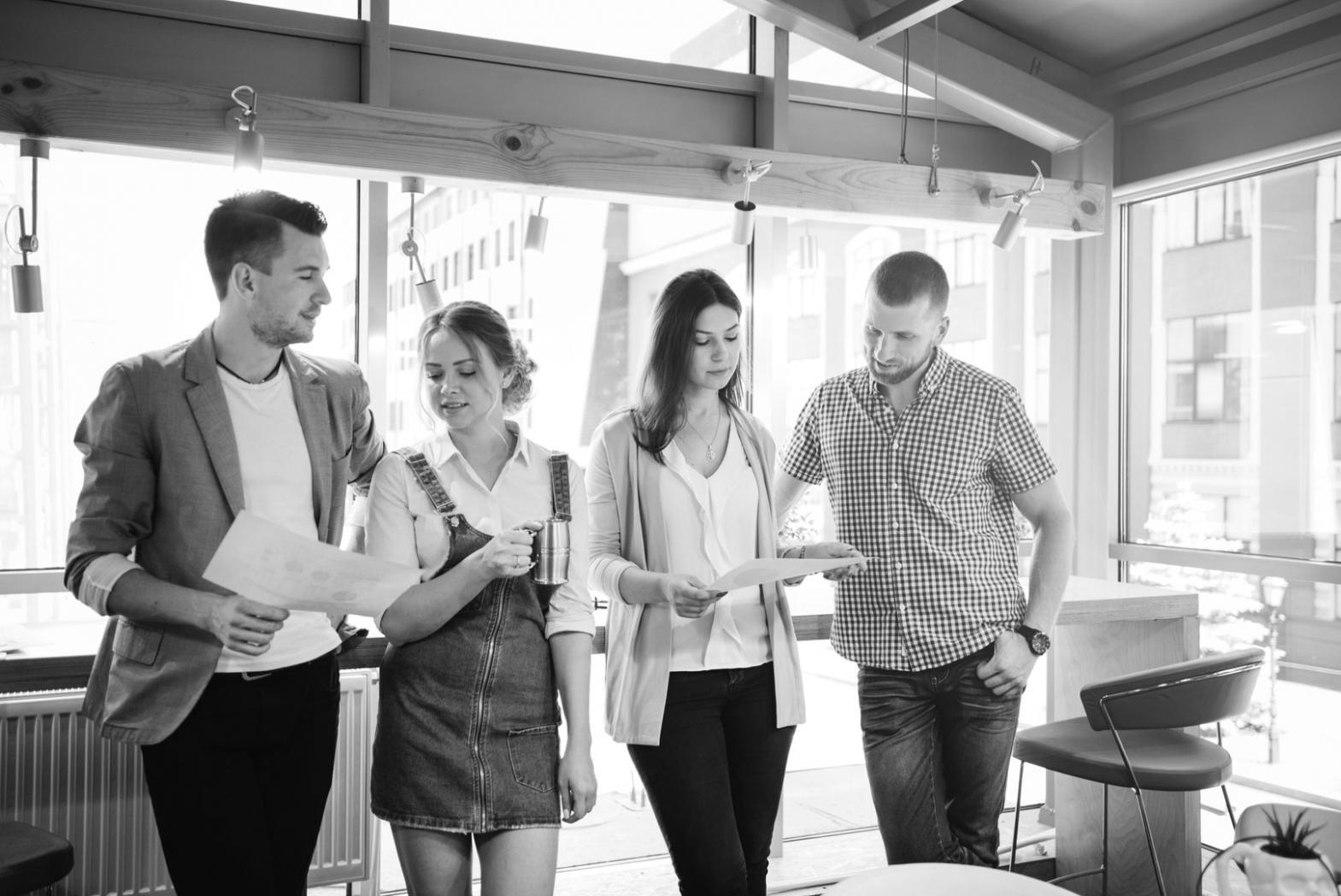 Espacio de trabajo de análisis financiero con informes y portátiles